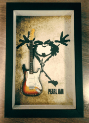 Miniatura Instrumento Musical Guitarra Pearl Jam Eddie Vedder com quadro
