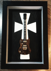 Miniatura Instrumento Musical Black Sabbath Tony Iommi com quadro