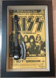 Miniatura Instrumento Musical Baixo Gene Simmons Kiss com quadro