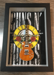 Miniatura Instrumento Musical Guitarra Guns N' Roses Slash com quadro